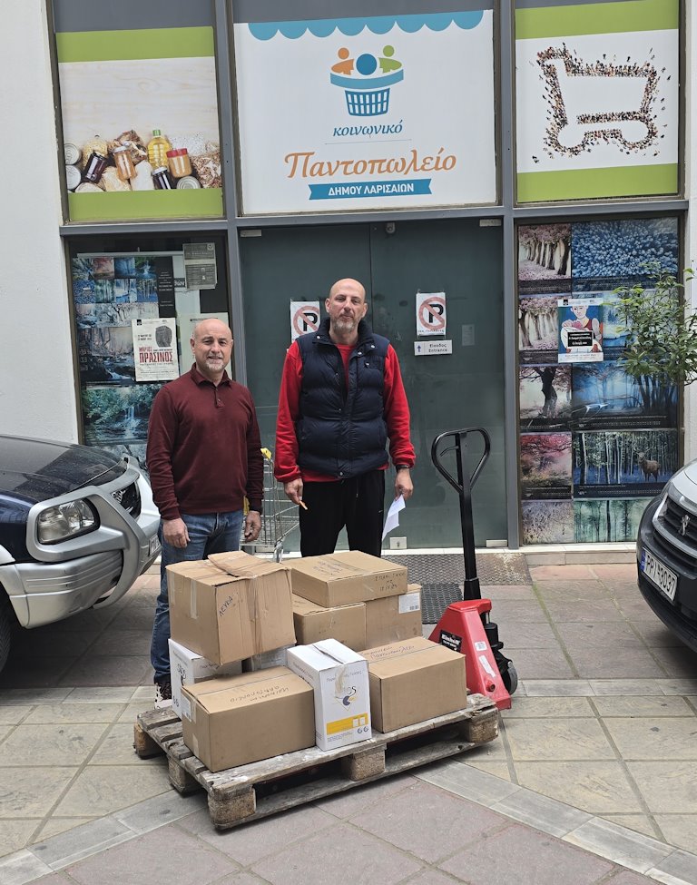 Εκπρόσωποι του Κοινωνικού Παντοπωλείου και της εταιρείας “Παραδοσιακή Ελληνική Πίτα Α. Ε.” κατά την παραλαβή της δωρεάς