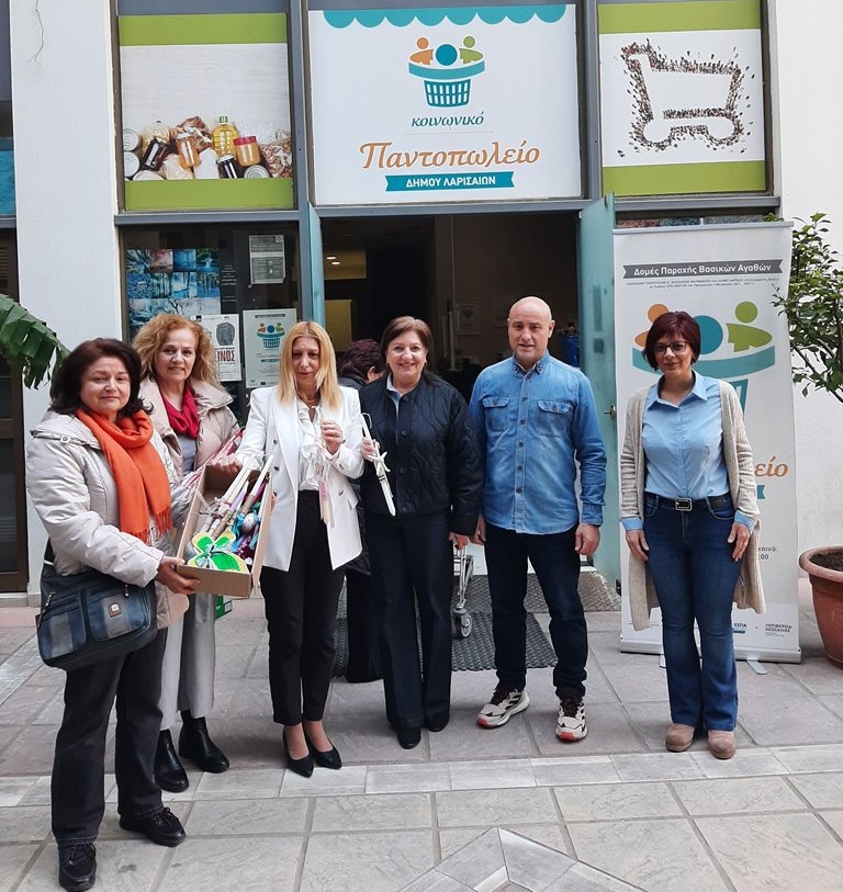 Εκπρόσωποι του Κοινωνικού Παντοπωλείου και εθελοντές της Χορευτικής Ομάδας Λάρισας