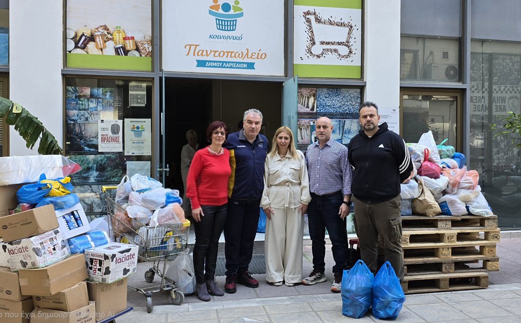 Στιγμιότυπο από την παράδοση τροφίμων από πρόεδρο του Συνδέσμου Παλαιμάχων Ερασιτεχνών Ν. Λάρισας κο Γαραζανάκη Μανώλη στο Κοινωνικό Παντοπωλείο