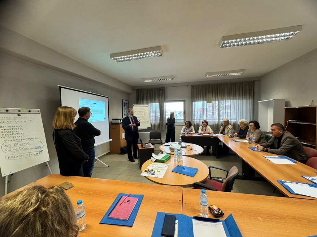 Στιγμιότυπο από την υλοποίηση του Προγράμματος Ψηφιακής Εκπαίδευσης και Ενδυνάμωσης Ηλικιωμένων από τον Δήμο Λαρισαίων