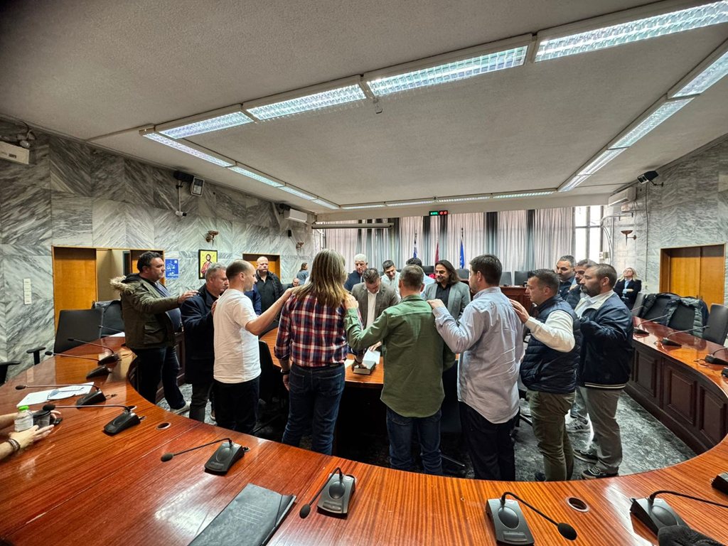 Στιγμιότυπο από την ορκωμοσία μονίμων υπαλλήλων στην αίθουσα Δημοτικού Συμβουλίου