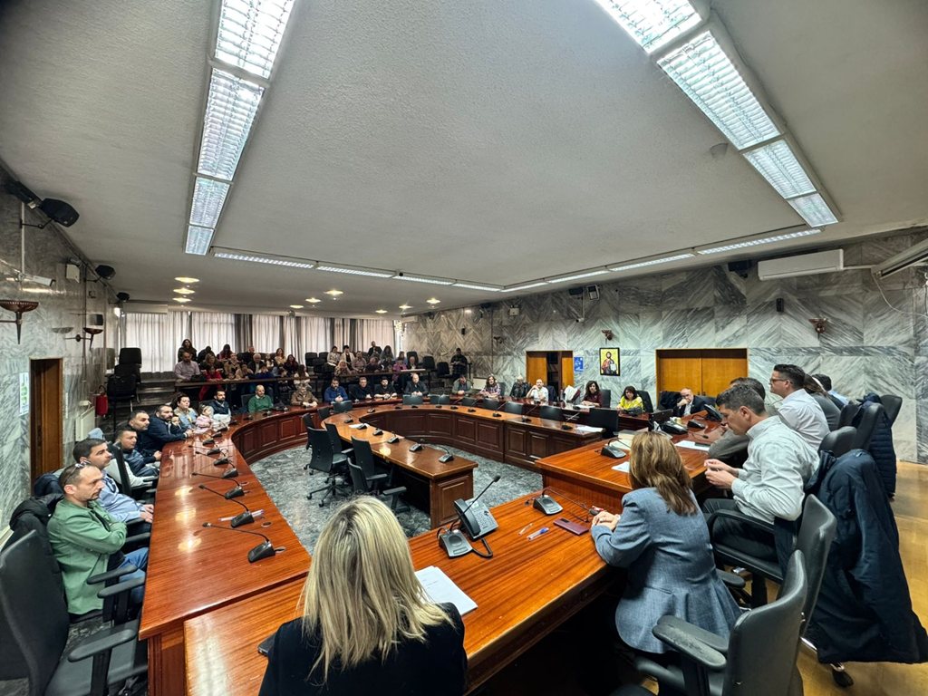 Στιγμιότυπο από την ορκωμοσία μονίμων υπαλλήλων στην αίθουσα Δημοτικού Συμβουλίου
