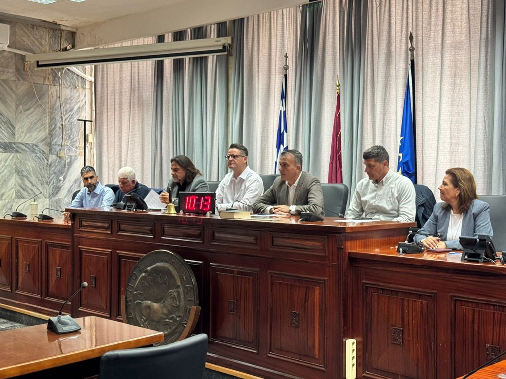 Στιγμιότυπο από την ορκωμοσία μονίμων υπαλλήλων στην αίθουσα Δημοτικού Συμβουλίου