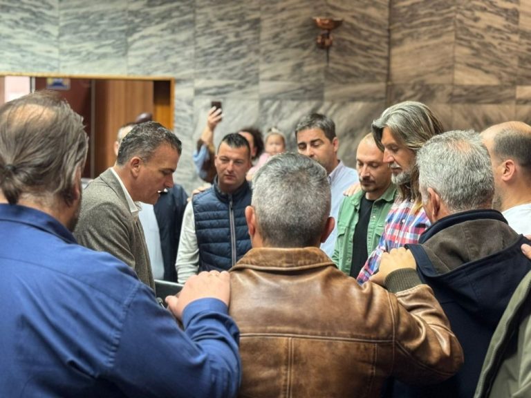 Στιγμιότυπο από την ορκωμοσία μονίμων υπαλλήλων στην αίθουσα Δημοτικού Συμβουλίου