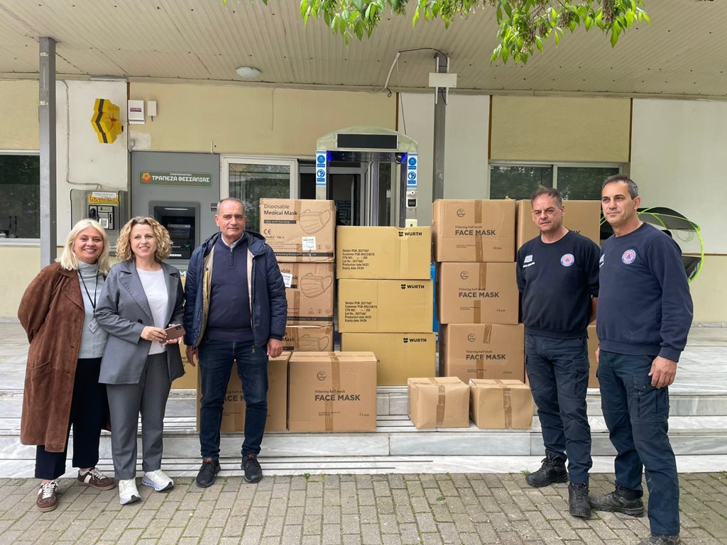 Στελέχη της Πολιτικής Προστασίας Δ. Λαρισαίων και του Γενικού νοσοκομείου Λάρισας μπροστά από το υλικό που προσφέρθηκε