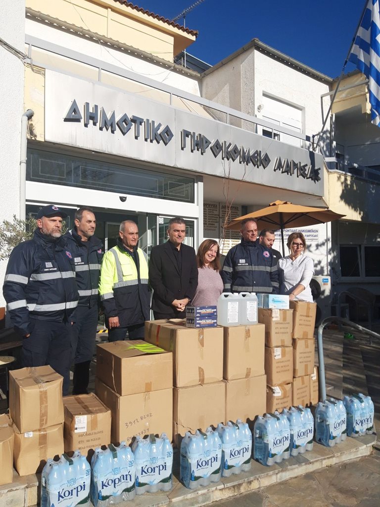 Στελέχη της Πολιτικής Προστασίας Δ. Λαρισαίων και ο Δήμαρχος Θ. Μαμάκος καθώς και στελέχη του Γηροκομείου Λάρισας μπροστά από το υλικό που προσφέρθηκε