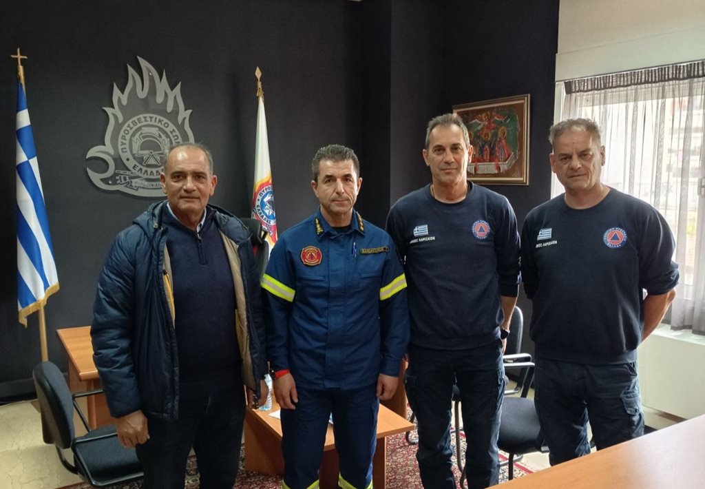 Στιγμιότυπο από την συνάντηση του Αντιδημάρχου Αστικής Ανθεκτικότητας και Κλιματικής Αλλαγής, κ.Βασίλη Μητροδήμου με τον Διοικητή της Πυροσβεστικής Υπηρεσίας Νομού Λάρισας, κ.Γεώργιο Βαρδάτσικο.