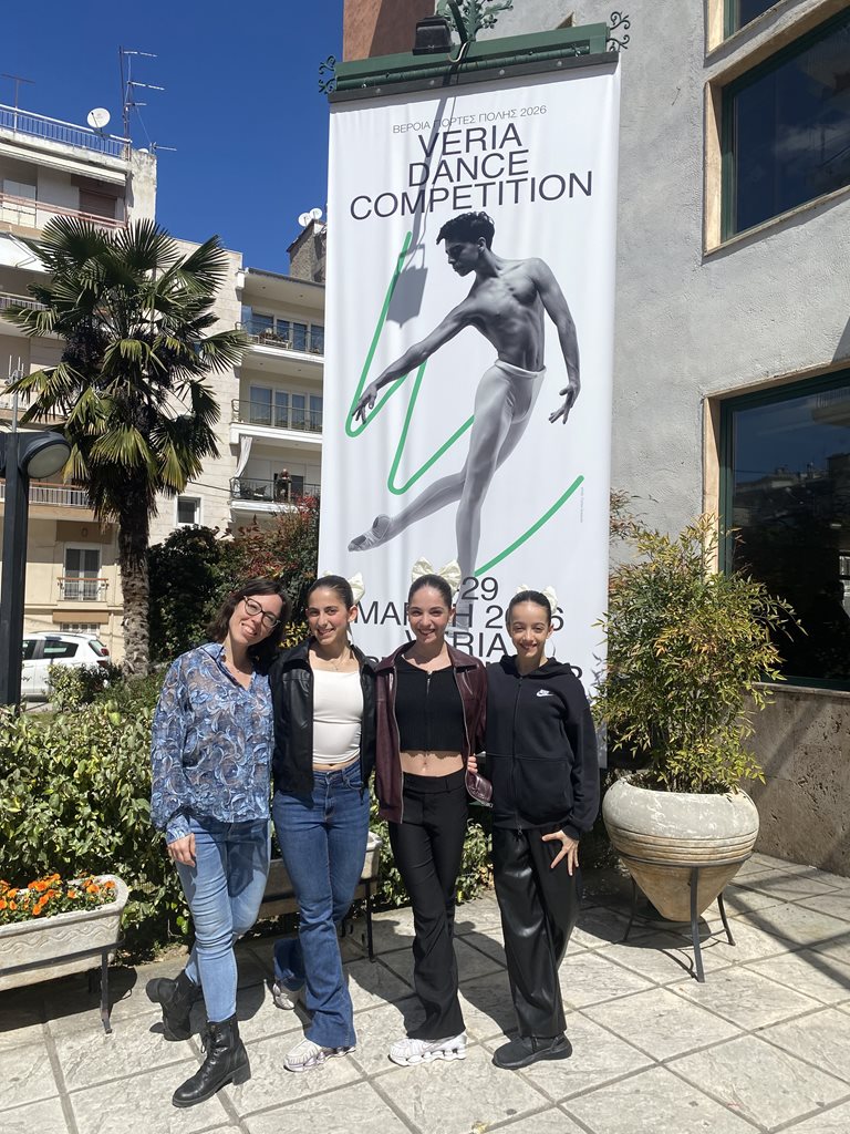 Οι διαγωνιζόμενες μπροστά από υπερμεγέθες poster του διαγωνισμού