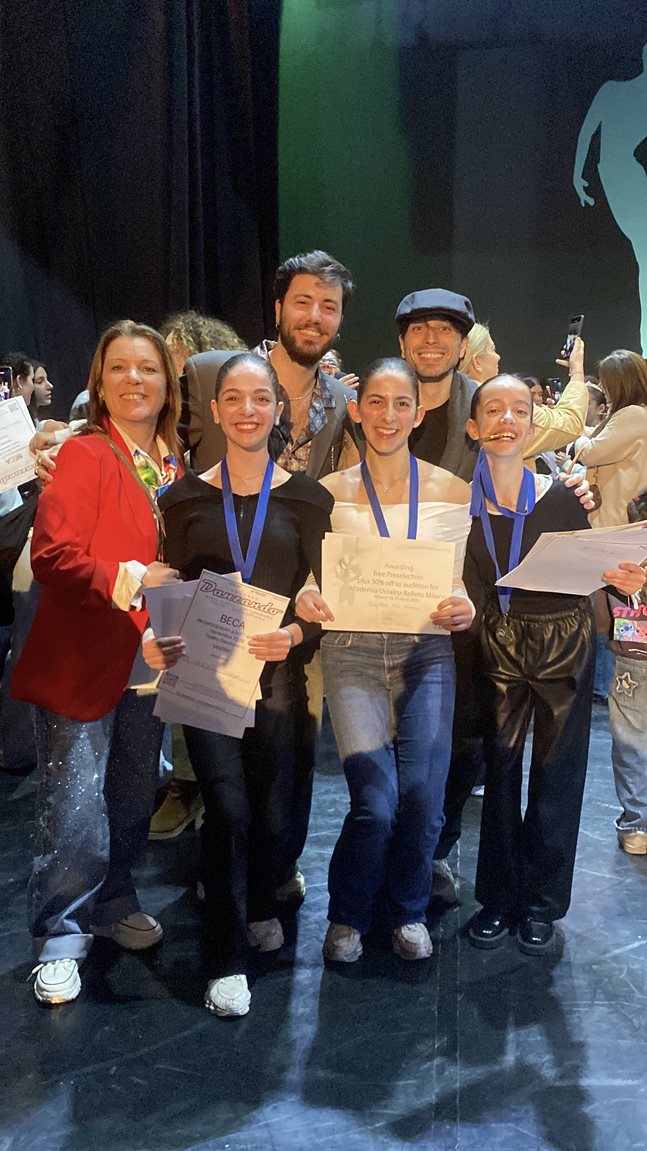 Οι διαγωνιζόμενες με τους επαίνους στα χέρια τους