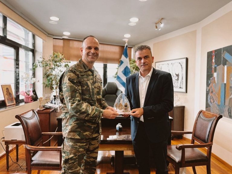 Στιγμιότυπο από τη συνάντηση του διοικητή της 1ης ΤΑΞΑΣ με το δήμαρχο Λαρισαίων