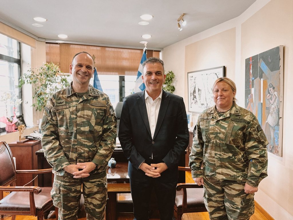 Στιγμιότυπο από τη συνάντηση του διοικητή της 1ης ΤΑΞΑΣ με το δήμαρχο Λαρισαίων