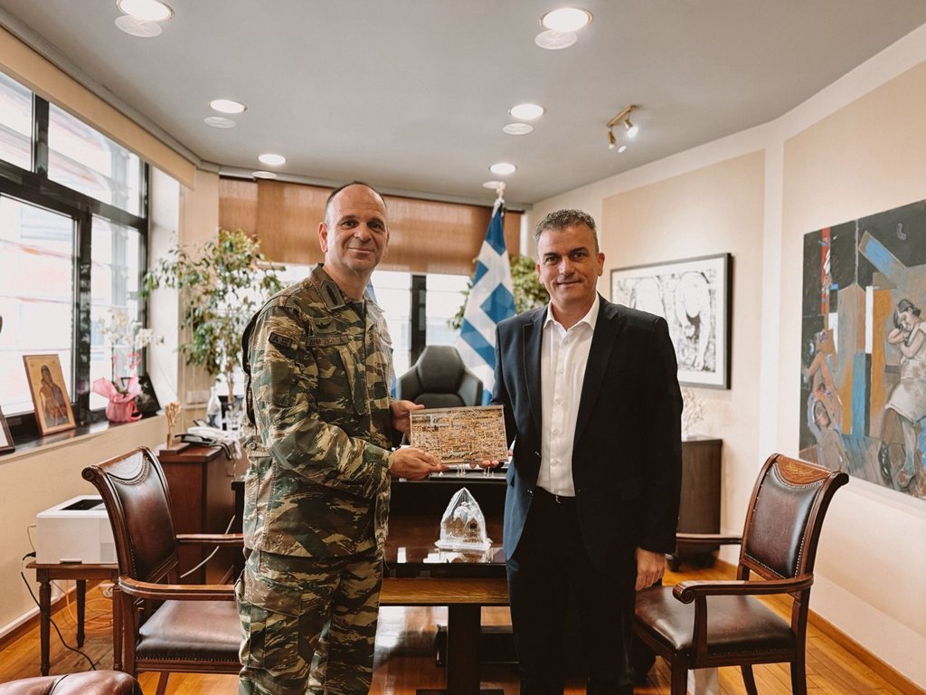 Στιγμιότυπο από τη συνάντηση του διοικητή της 1ης ΤΑΞΑΣ με το δήμαρχο Λαρισαίων