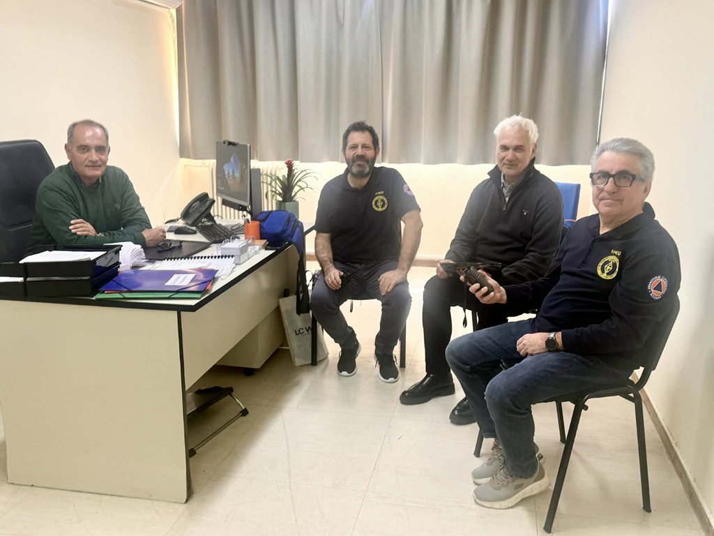 Στιγμιότυπο από τη συνάντηση του Αντιδήμαρχου Αστικής Ανθεκτικότητας και Κλιματικής Αλλαγής με εκπροσώπους εθελοντικών οργανώσεων για την Πολιτική Προστασία