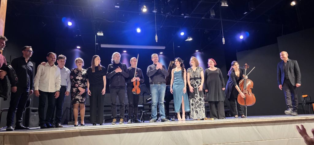 Οι καθηγητές του Δημοτικού Ωδείου Λάρισας στην σκηνή μετά την συναυλία