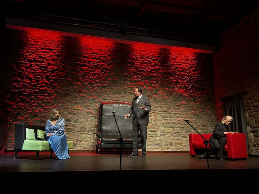 Στιγμιότυπο από την παράσταση "Κεκλεισμένων των Θυρών"