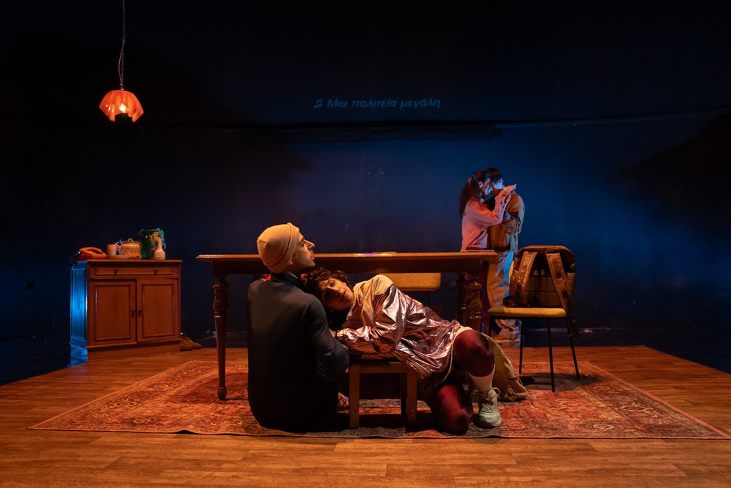 Στιγμιότυπο από τη θεατρική παράσταση "Μα" της Ρηνιώς Κυριαζή