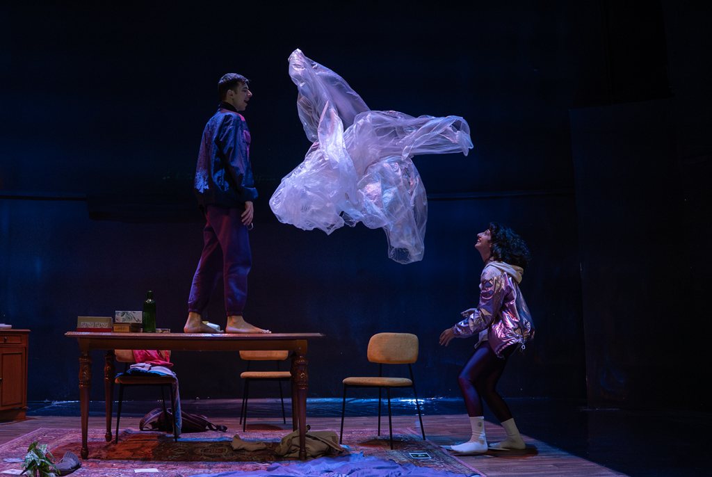 Στιγμιότυπο από τη θεατρική παράσταση "Μα" της Ρηνιώς Κυριαζή