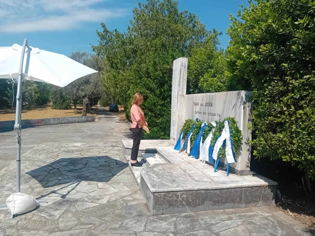 Στιγμιότυπο από την κατάθεση στεφάνων στο μνημείο στο Αντιαεροπορικό