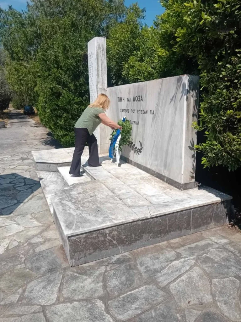 Στιγμιότυπο από την κατάθεση στεφάνων στο μνημείο στο Αντιαεροπορικό