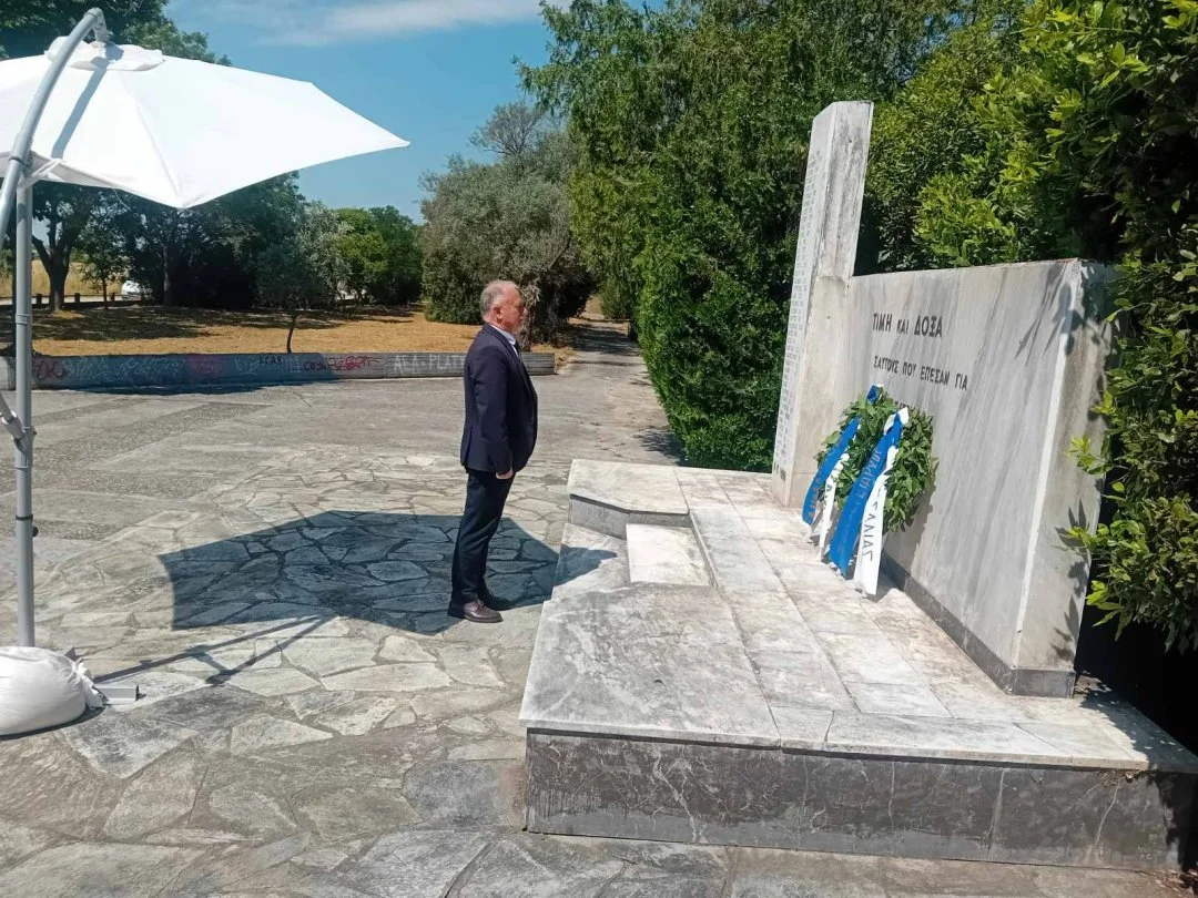 Στιγμιότυπο από την κατάθεση στεφάνων στο μνημείο στο Αντιαεροπορικό
