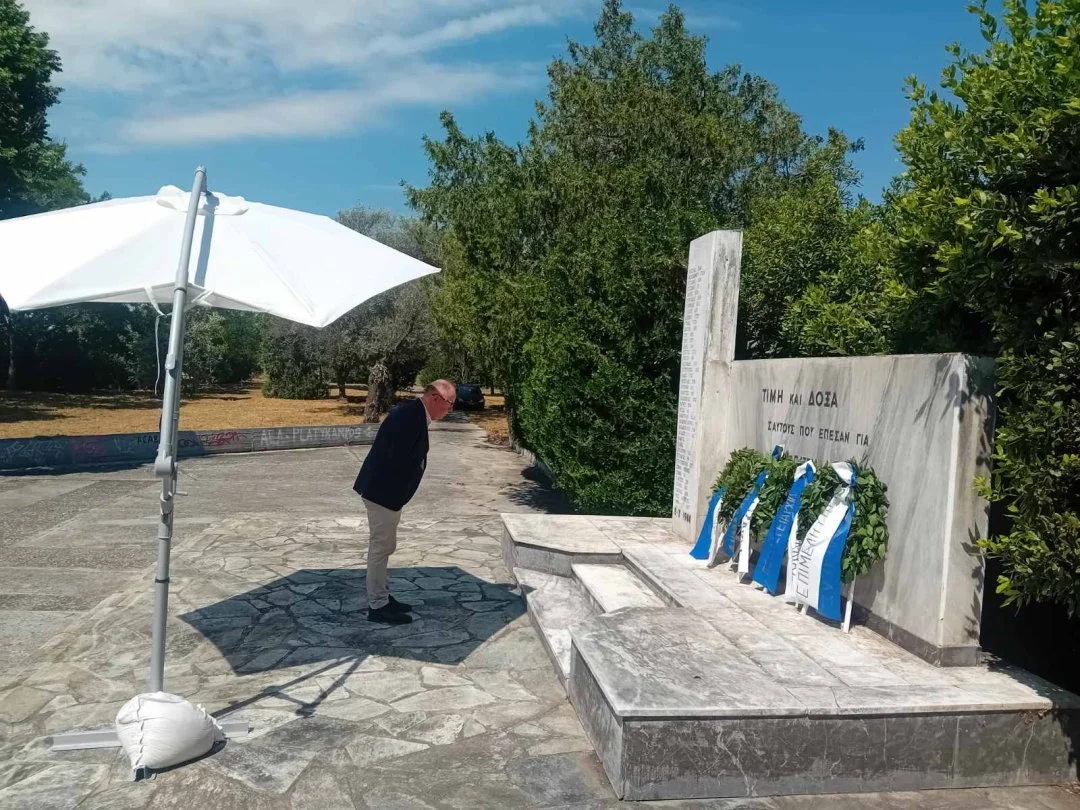 Στιγμιότυπο από την κατάθεση στεφάνων στο μνημείο στο Αντιαεροπορικό