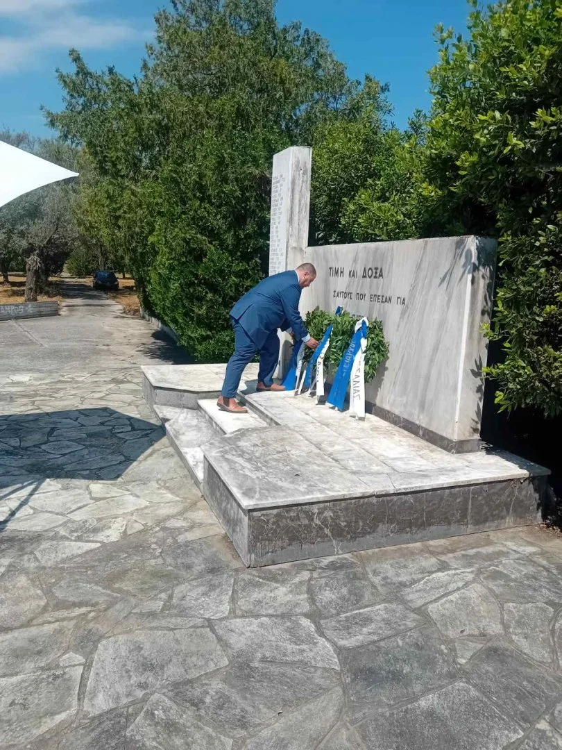 Στιγμιότυπο από την κατάθεση στεφάνων στο μνημείο στο Αντιαεροπορικό