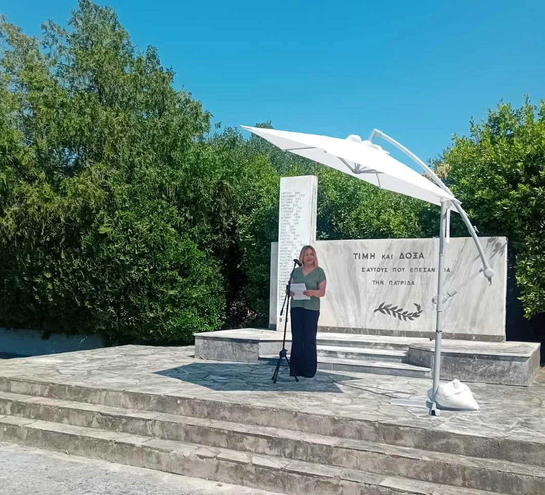 Στιγμιότυπο από την ομιλία της Προέδρου του Δημοτικού Συμβουλίου Λαρισαίων στο μνημείο στο Αντιαεροπορικό