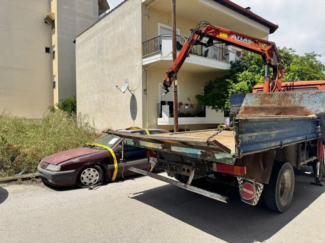 Στιγμιότυπο από την απομάκρυνση εγκαταλελειμμένων οχημάτων