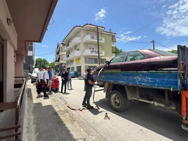 Στιγμιότυπο από την απομάκρυνση εγκαταλελειμμένων οχημάτων
