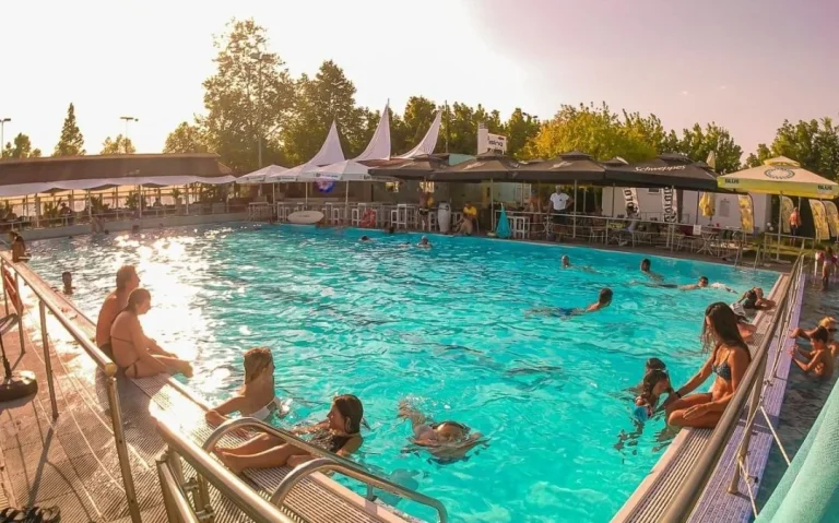 Πανοραμική άποψη της Δημοτικής Πισίνας Νεάπολης Λάρισας