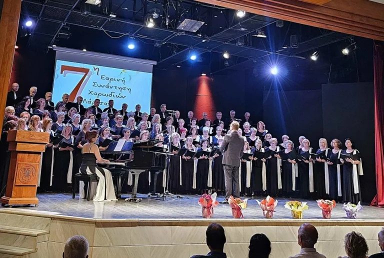 Στιγμιότυπο από την 7η Εαρινή Συνάντηση Χορωδιών στην αίθουσα συναυλιών του Δημοτικού Ωδείου Λάρισας.