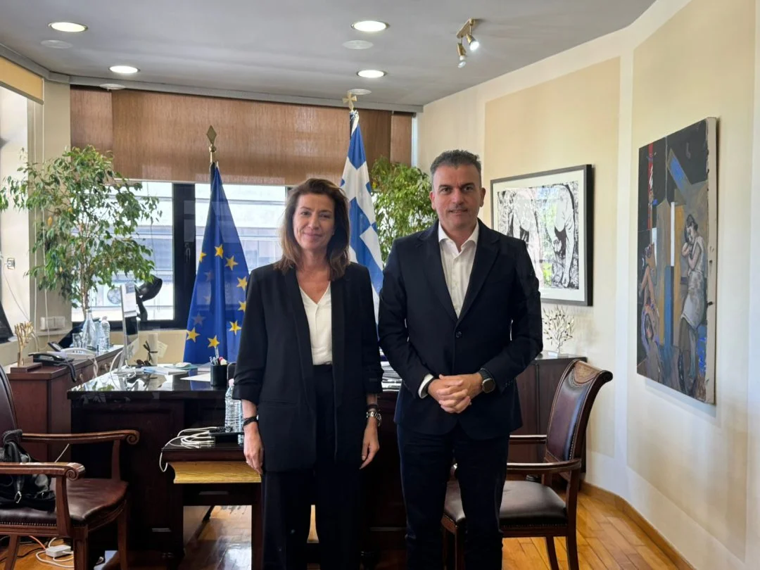 Στιγμιότυπο από την συνάντηση εργασίας που είχε ο Δήμαρχος Λαρισαίων, κ.Θανάσης Μαμάκος με την Εκτελεστική Διευθύντρια του Ιδρύματος «Λασκαρίδη», κ.Πέγκυ Ξηροταγάρου