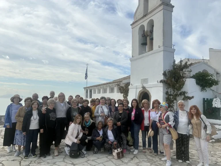 Στιγμιότυπο από την εκδρομή των ΚΑΠΗ του Δήμου Λαρισαίων στην Κέρκυρα