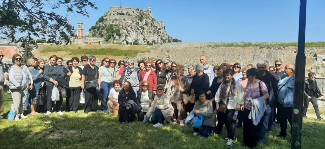Στιγμιότυπο από την εκδρομή των ΚΑΠΗ του Δήμου Λαρισαίων στην Κέρκυρα