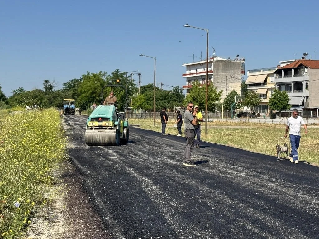 Στιγμιότυπο από τις εργασίες ασφαλτόστρωσης