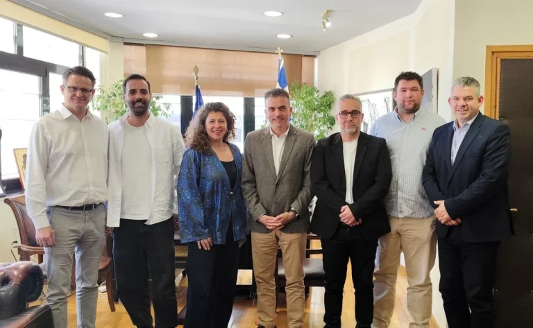 Στιγμιότυπο από την συνάντηση του Δημάρχου Λαρισαίων, κ.Θανάση Μαμάκου, με τη διοίκηση του Συνδέσμου Τουριστικών Γραφείων Ν.Λάρισας