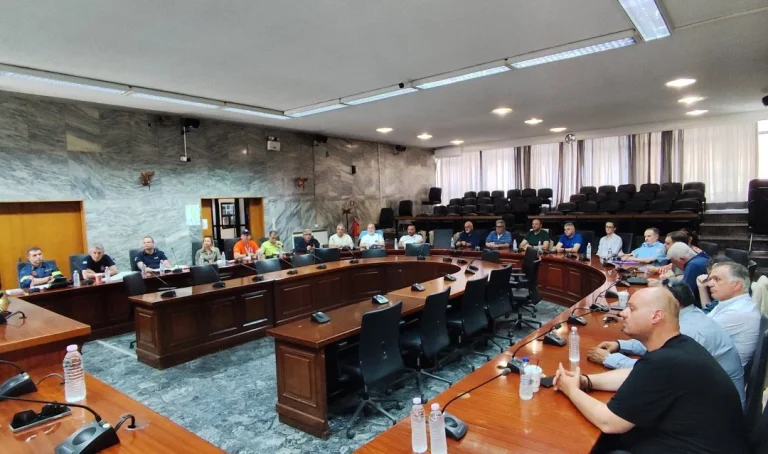 Στιγμιότυπο από τη συνεδρίαση του Τοπικού Επιχειρησιακού-Συντονιστικού Οργάνου της Πολιτικής Προστασίας (ΤΕΣΟΠΠ) του Δήμου Λαρισαίων