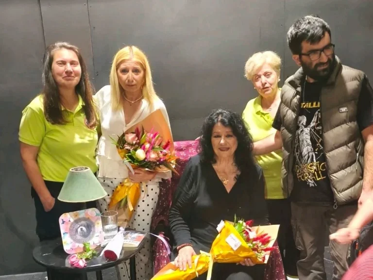 Στιγμιότυπο μετά την θεατρική παράσταση “Λουλού”.