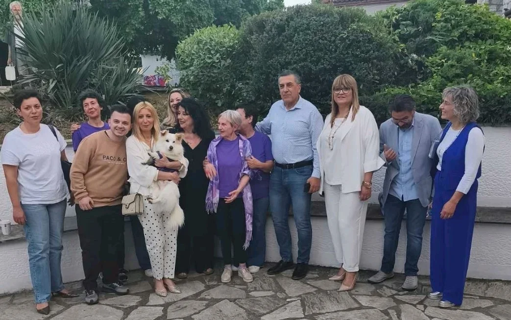 Στιγμιότυπο από το προαύλιο του θεάτρου "Κώστας Τσιάνος" μετά την θεατρική παράσταση “Λουλού”.
