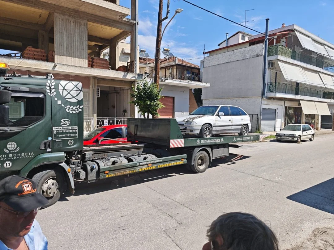 Στιγμιότυπο από την απομάκρυνση εγκαταλελειμμένων οχημάτων.