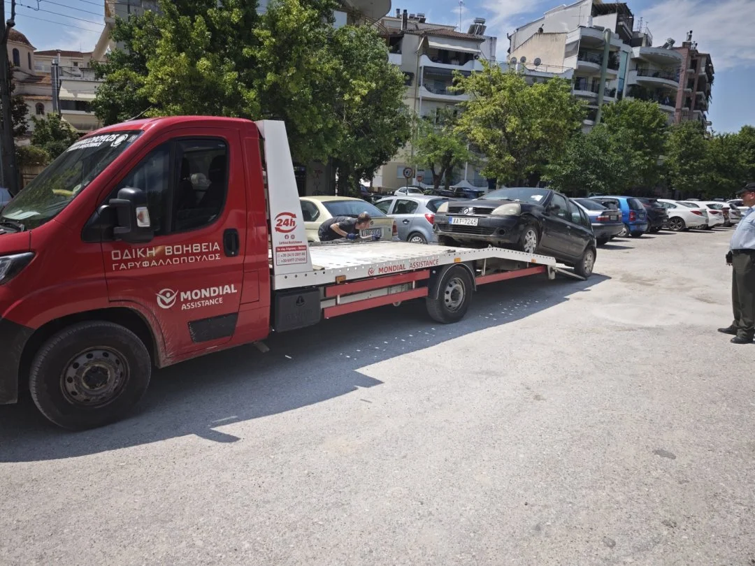 Στιγμιότυπο από την απομάκρυνση εγκαταλελειμμένων οχημάτων.