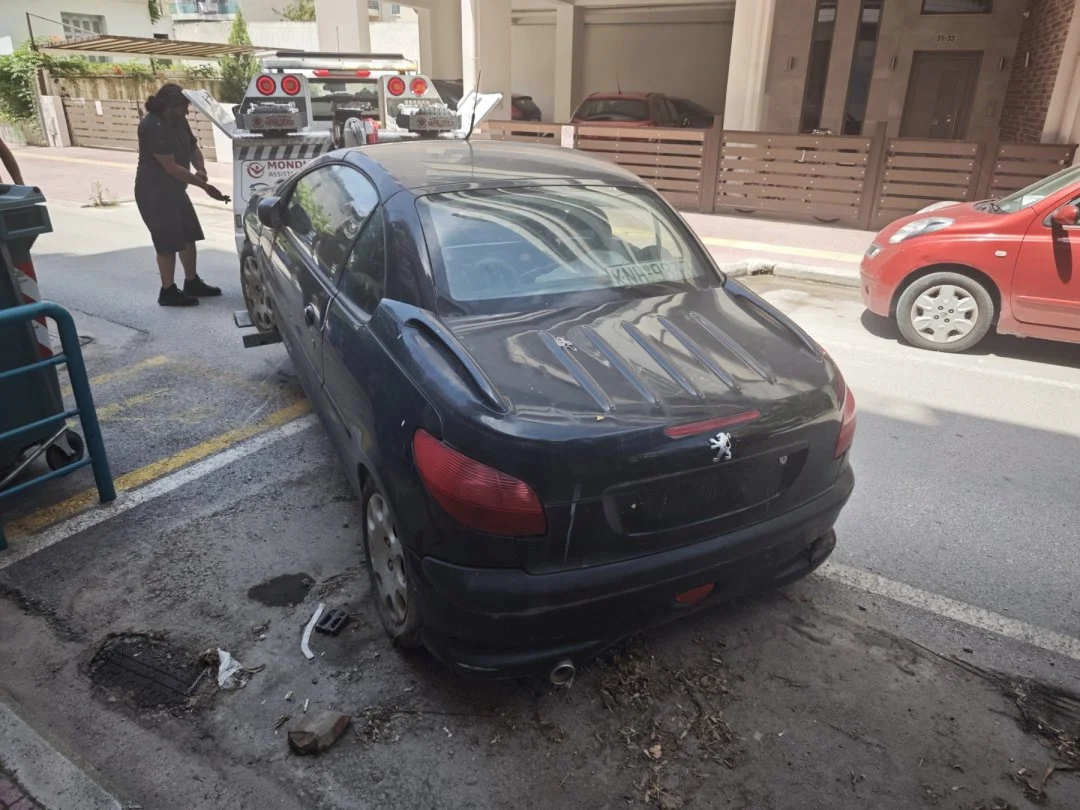 Στιγμιότυπο από την απομάκρυνση εγκαταλελειμμένων οχημάτων.