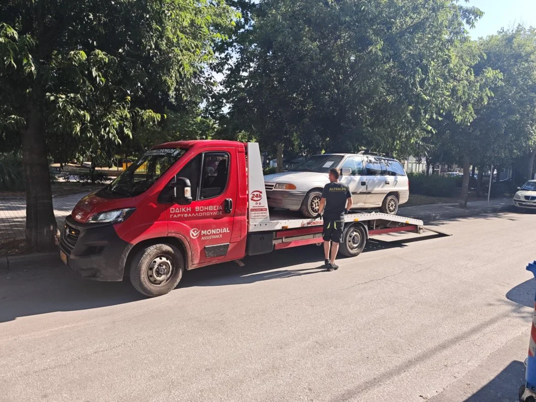 Στιγμιότυπο από την απομάκρυνση εγκαταλελειμμένων οχημάτων.
