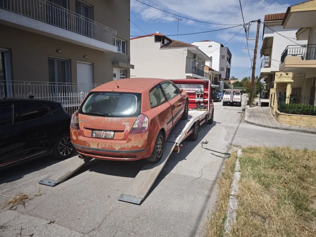 Στιγμιότυπο από την απομάκρυνση εγκαταλελειμμένων οχημάτων.