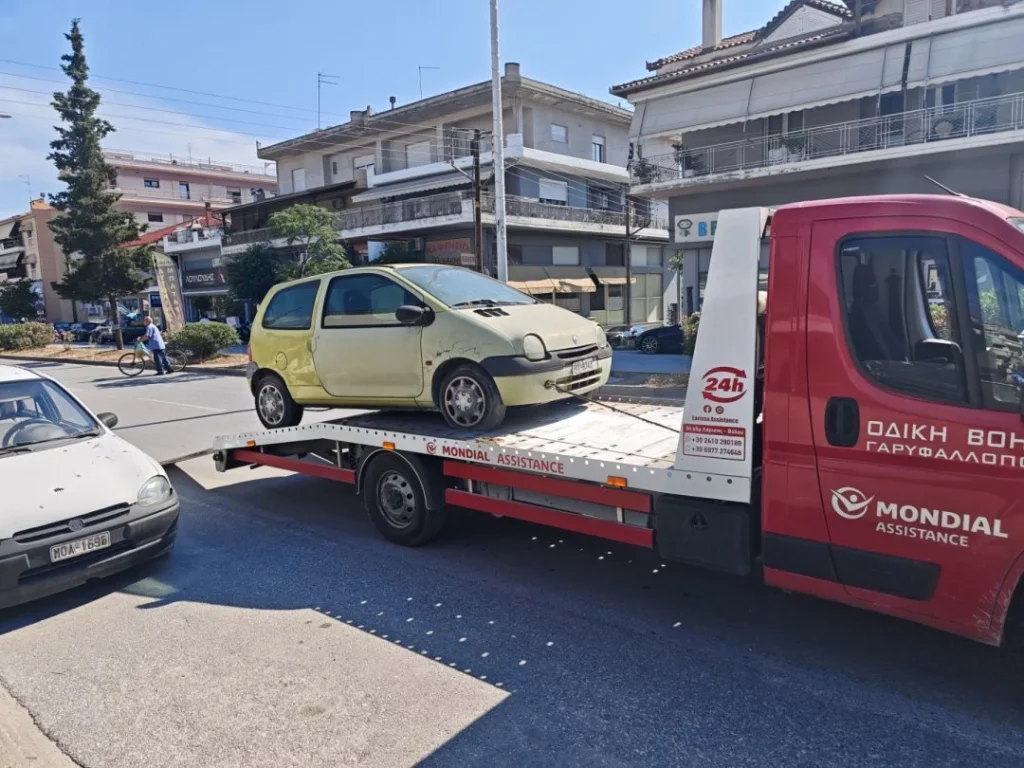 Στιγμιότυπο από την απομάκρυνση εγκαταλελειμμένων οχημάτων.