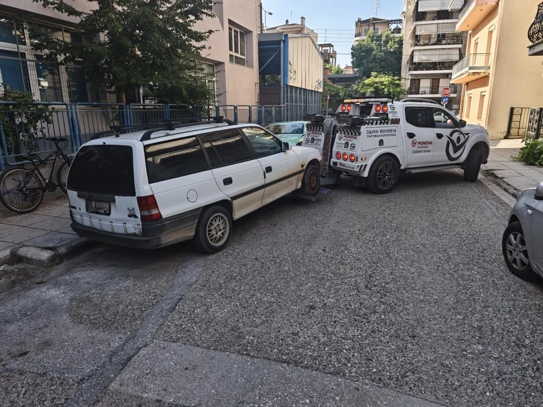 Στιγμιότυπο από την απομάκρυνση εγκαταλελειμμένων οχημάτων.
