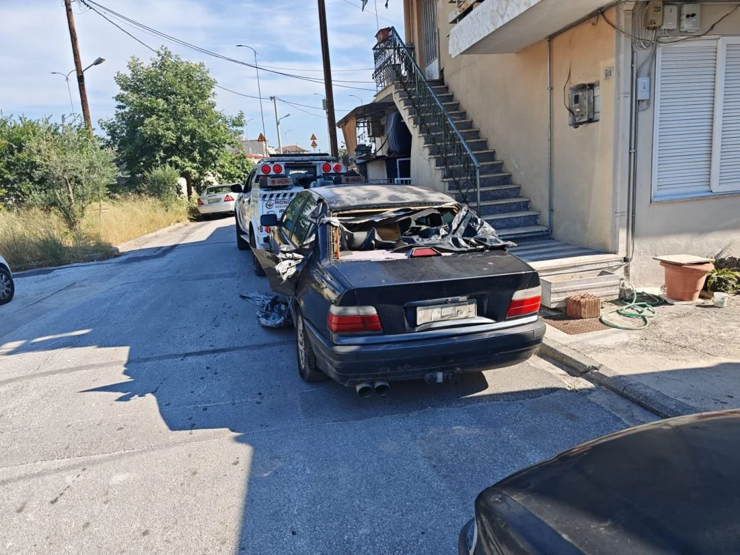 Στιγμιότυπο από την απομάκρυνση εγκαταλελειμμένων οχημάτων.