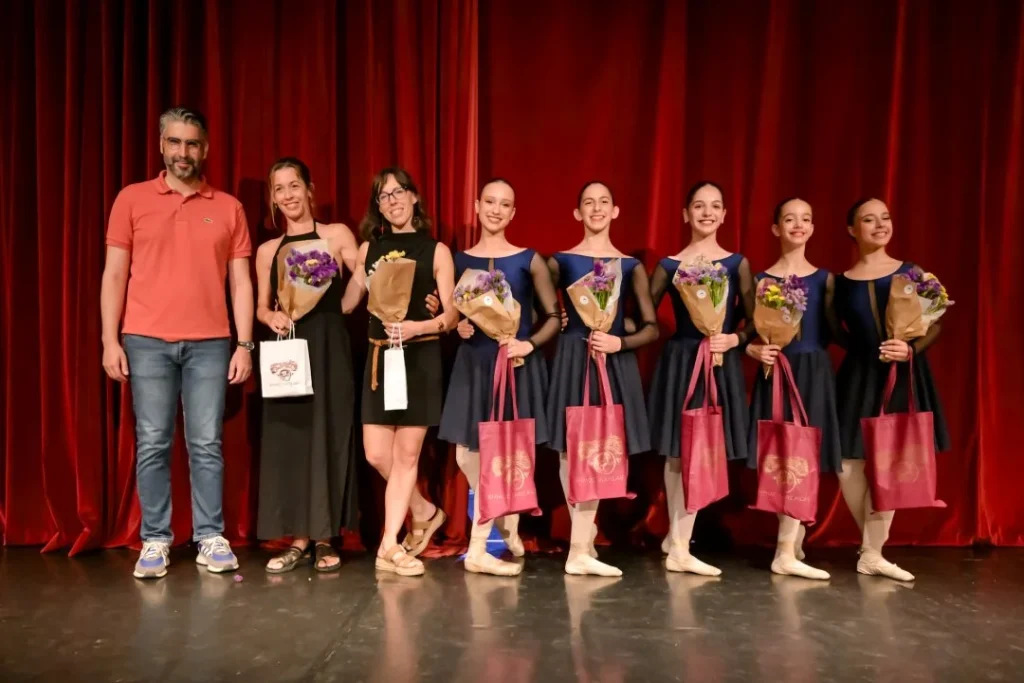 Ο Αντιδήμαρχος Πολιτισμού του Δήμου Λαρισαίων κ. Θωμάς Ρετσιάνης με καθηγήτριες και μαθήτριες της Δημοτικής Σχολής Μπαλέτου.
