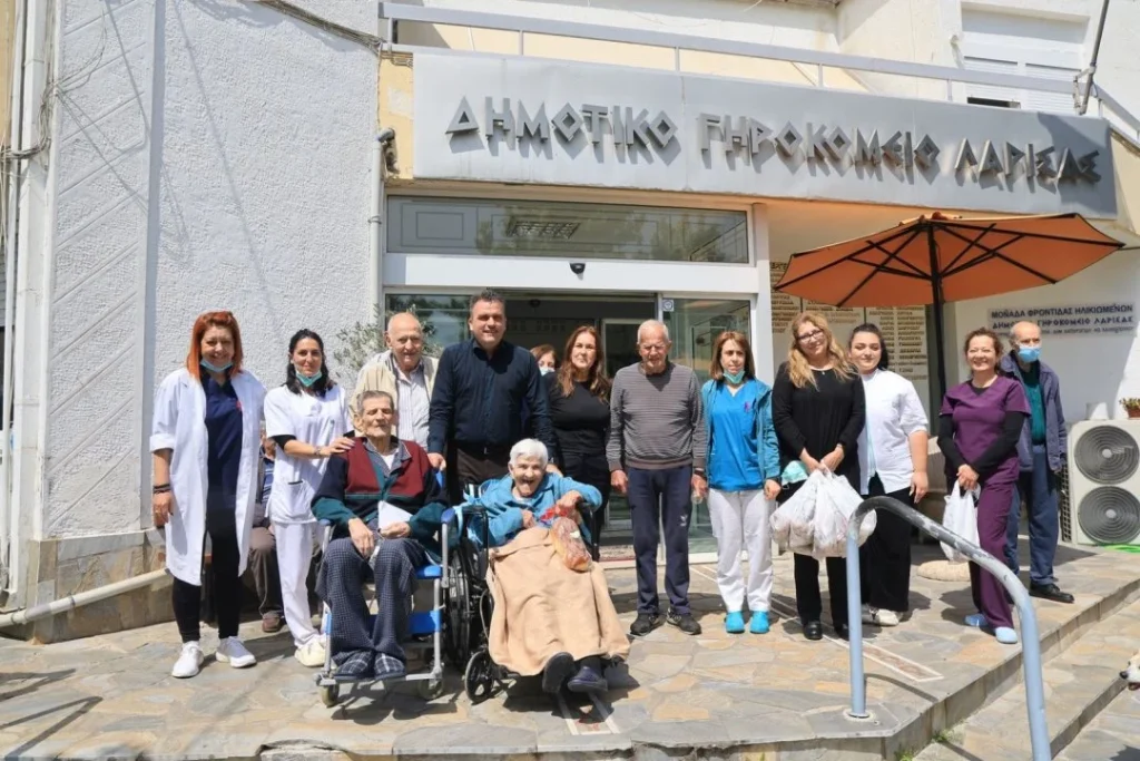 Ο Δήμαρχος Θ.Μαμάκος μαζί με ηλικιωμένους και εργαζόμενους στην είσοδο του Δημοτικού Γηροκομείου