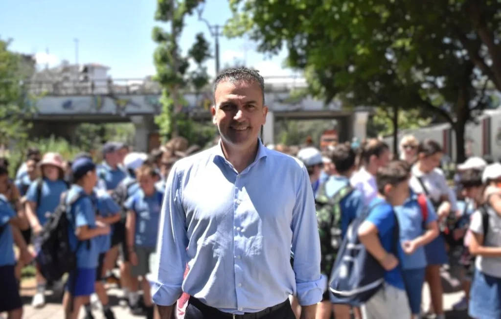 Ο Δήμαρχος Λαρισαίων Αθανάσιος Μαμάκος στην κοίτη του Πηνειού ποταμού.